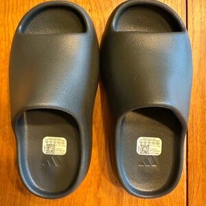 Adidas Yeezy Slide 'Dark Onyx' Black Kids Boys Slides SZ13K ID5104